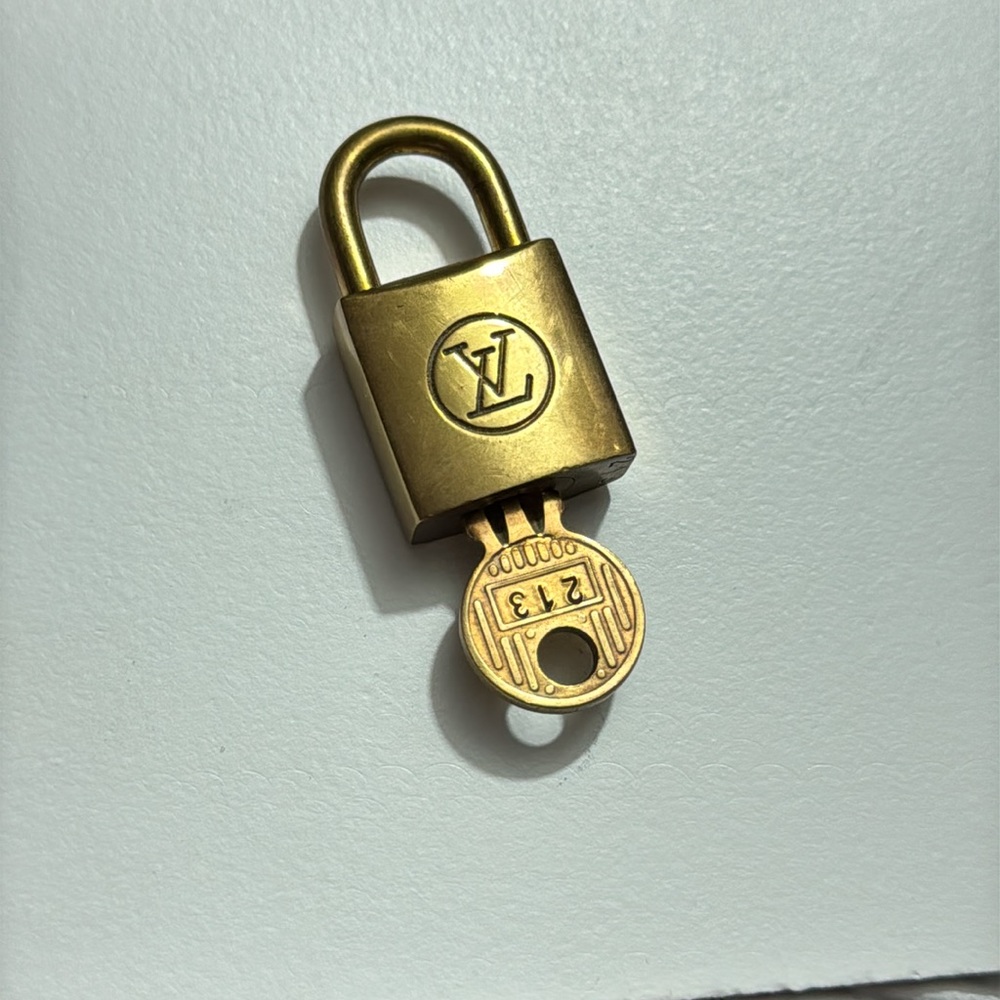 Louis Vuitton #213 Lock and Key - Picture 3 of 5